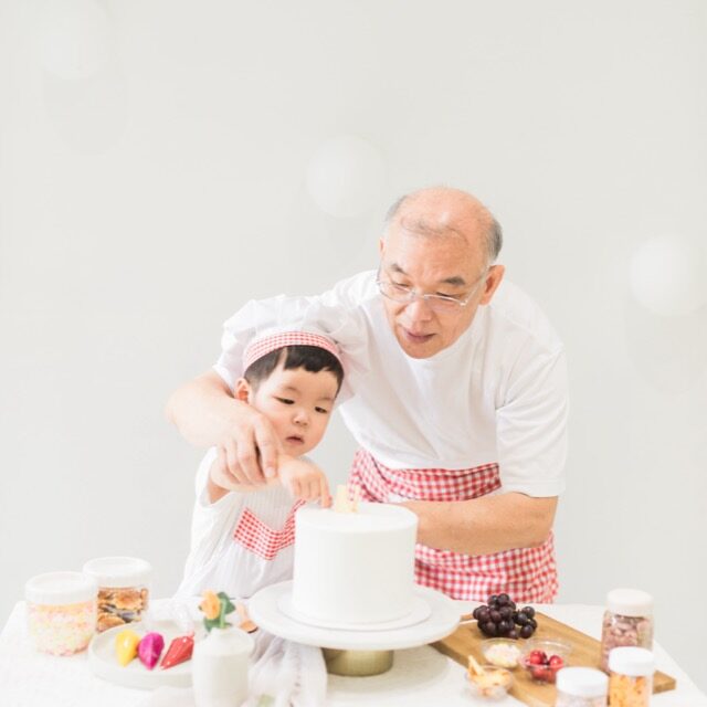 孩子跟阿公一起彩繪蛋糕過生日