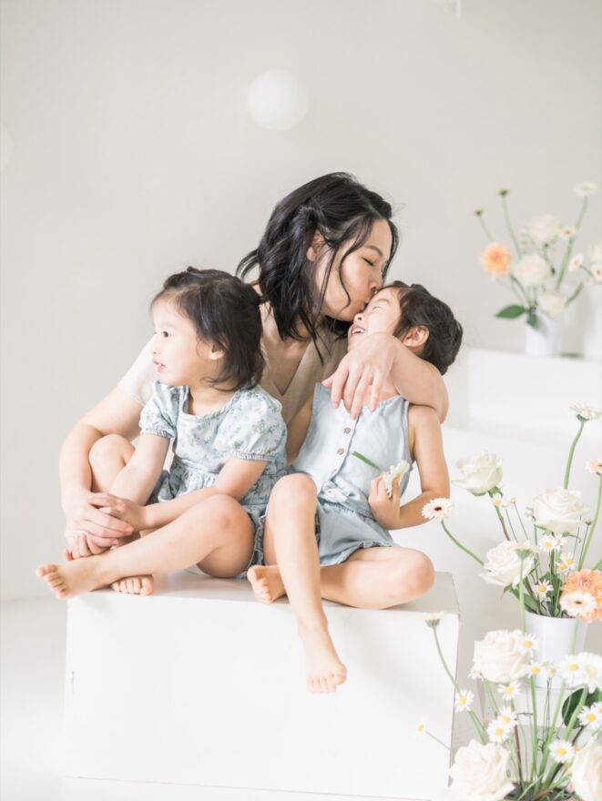 媽咪與兩位女寶寶的可愛親暱互動