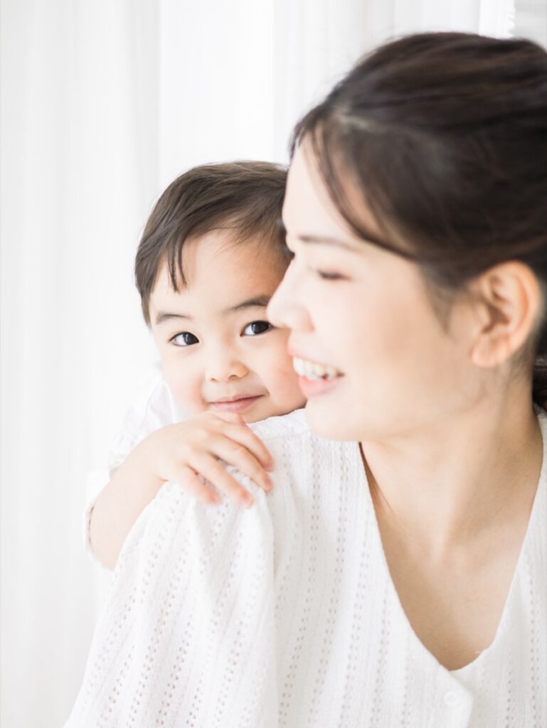 「孩子貼著妳說悄悄話的那一刻，不只是童年的風景，更是媽媽學會愛的證明。」