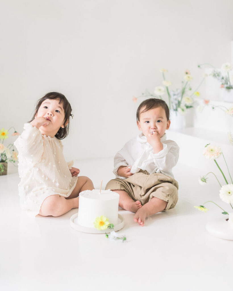 週歲寶寶與手足抓蛋糕吃蛋糕的可愛模樣