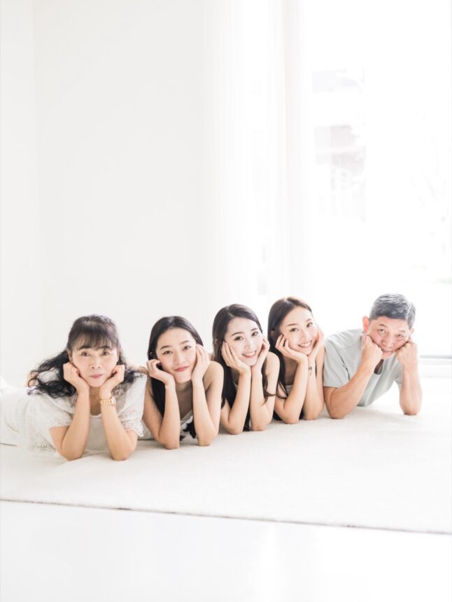 成年子女可愛的全家福