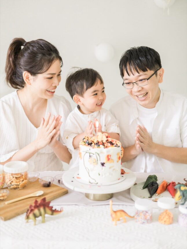 三歲孩子的親子寫真與生日玩彩繪蛋糕寫真