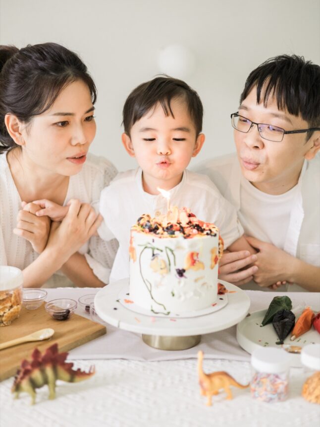 三歲孩子的親子寫真與生日玩彩繪蛋糕寫真