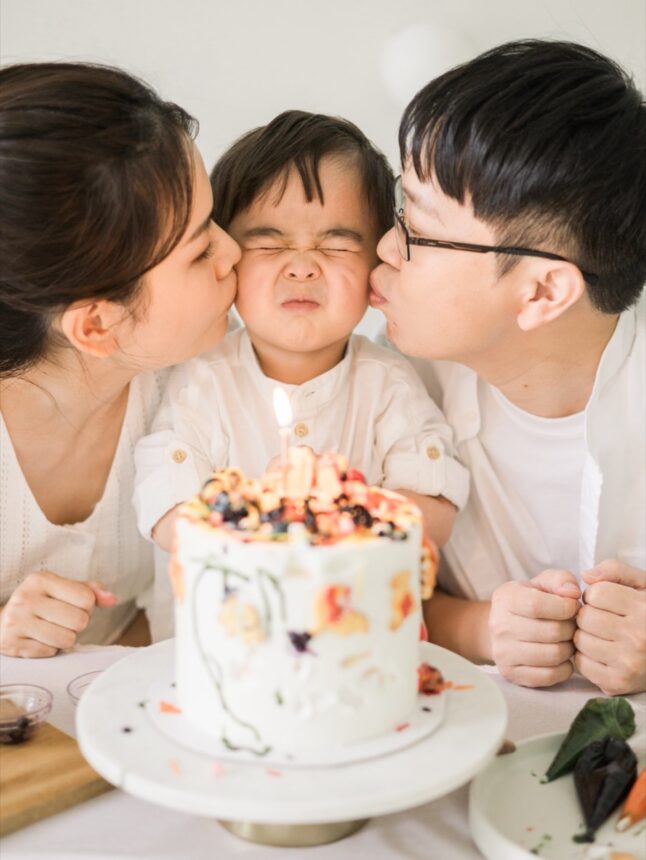 三歲孩子的親子寫真與生日玩彩繪蛋糕寫真