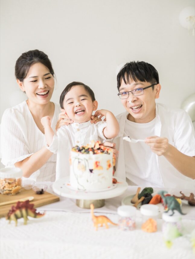三歲孩子的親子寫真與生日玩彩繪蛋糕寫真