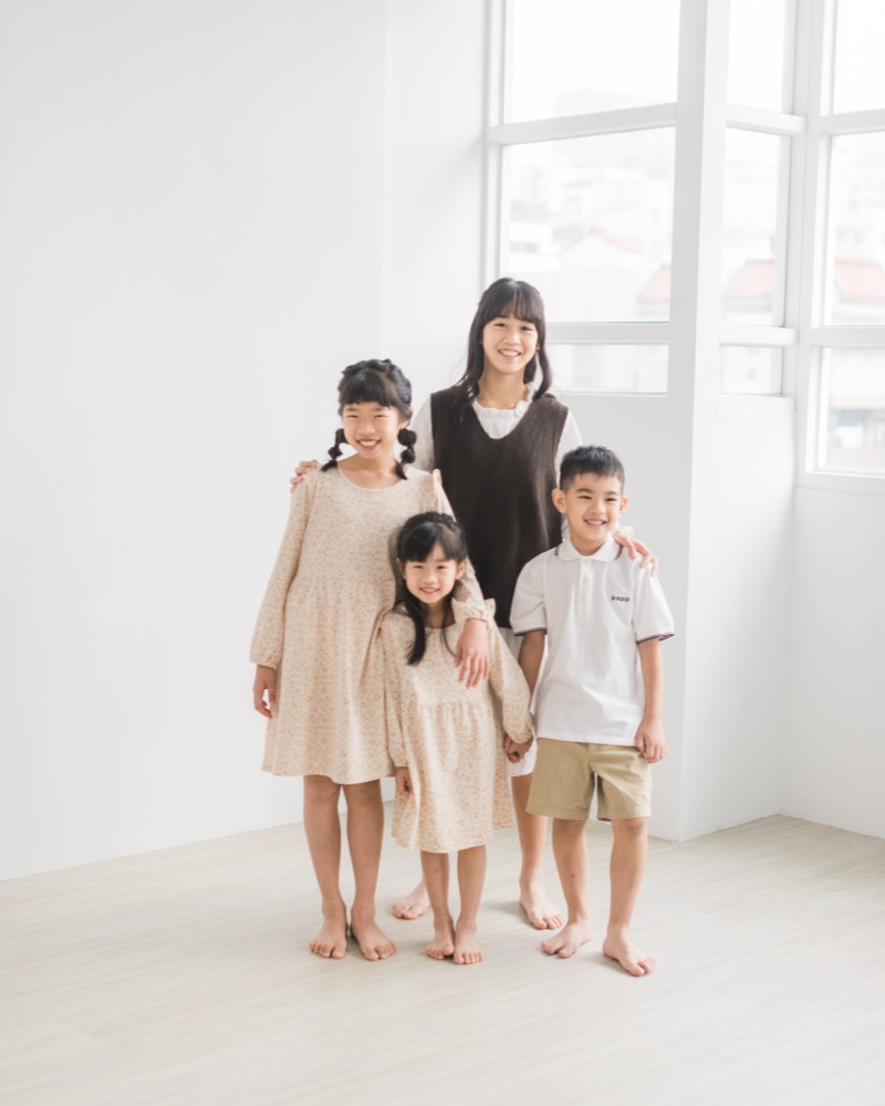 深冬的室內自然光攝影棚家庭照，服裝配色指南，小家庭寫真，台中親子寫真