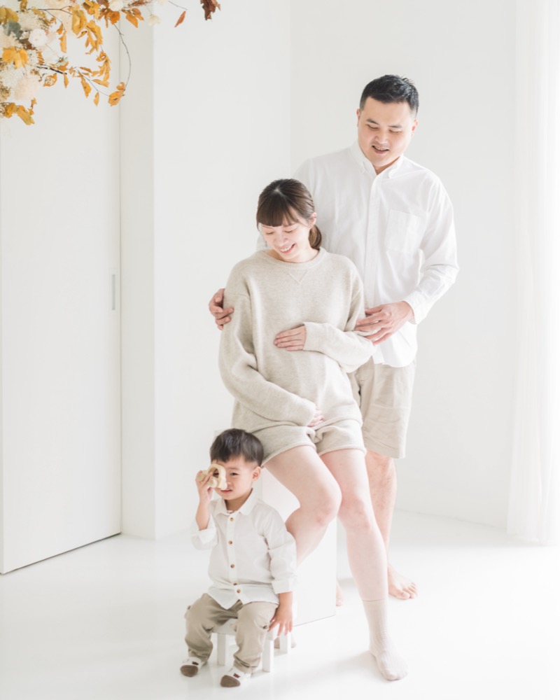 孕期親子寫真，孕媽咪跟大寶的溫馨互動，自然的親子攝影