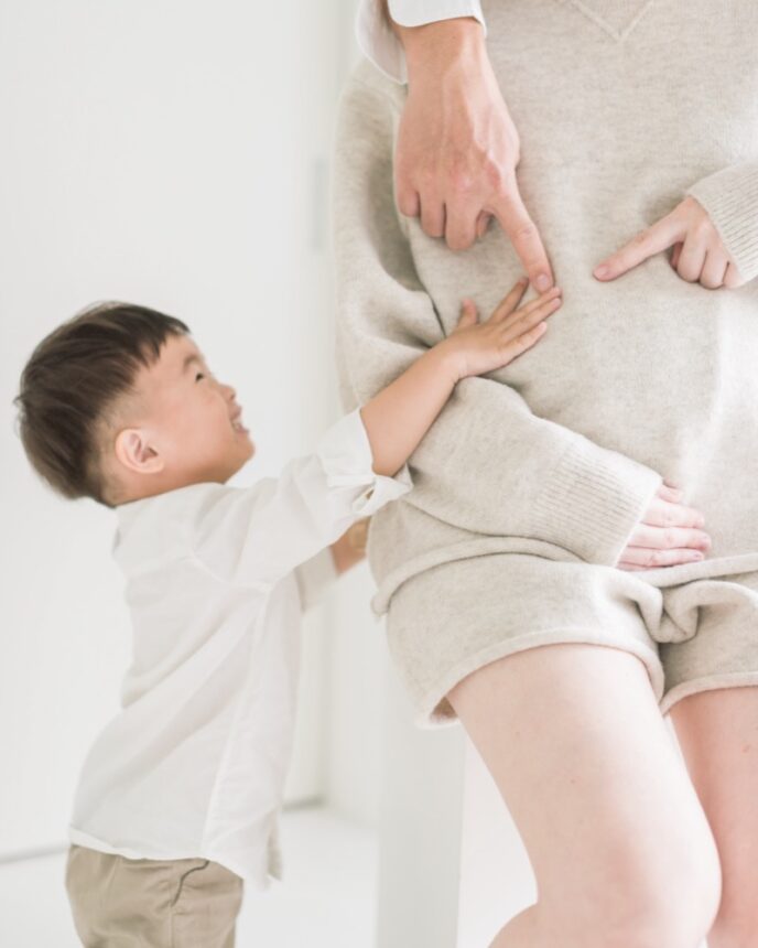 孕期親子寫真，孕媽咪跟大寶的溫馨互動，自然的親子攝影