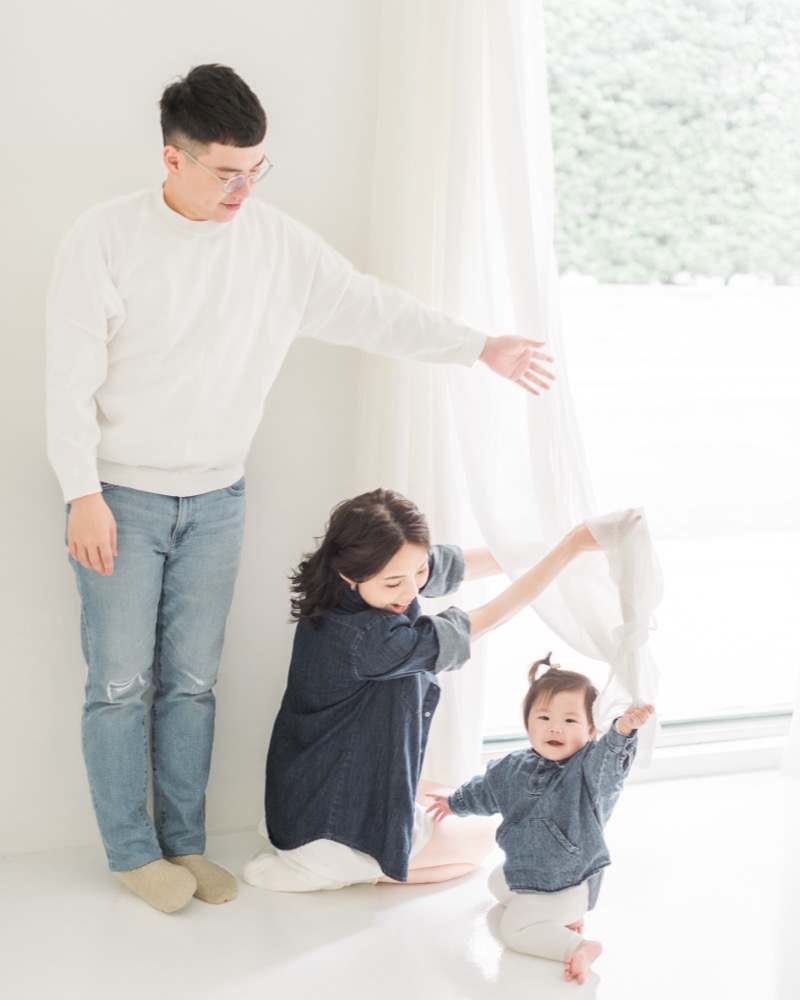 深冬的室內自然光攝影棚家庭照，服裝配色指南，小家庭寫真，一歲寶寶親子寫真，台中親子寫真