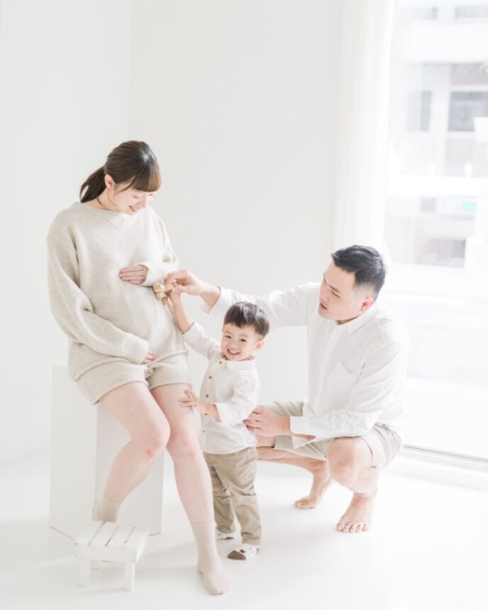 孕期親子寫真，孕媽咪跟大寶的溫馨互動，自然的親子攝影