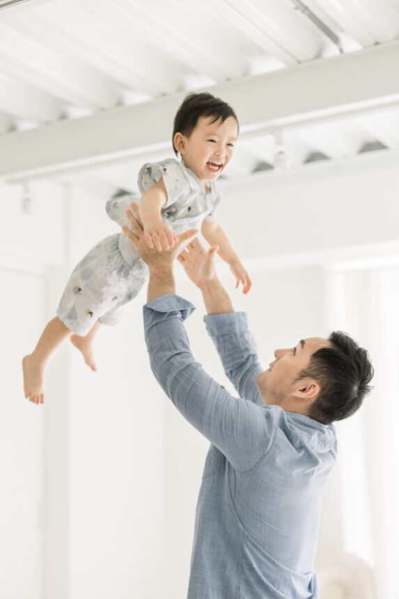 兩歲男寶跟爸爸，自然可愛的笑容。兩歲家庭寫真