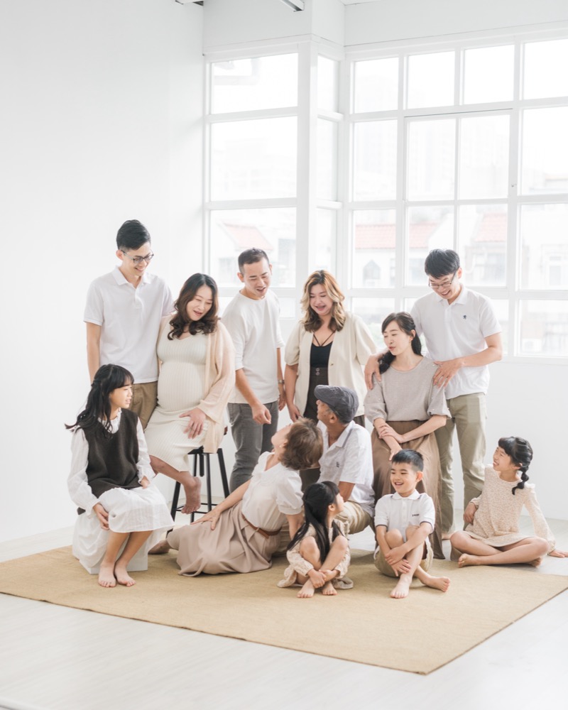 冬季家庭穿搭配色。黑色的家庭拍攝配色。三代家族寫真