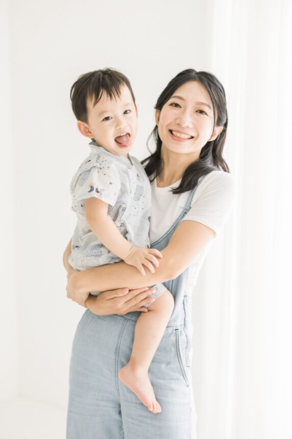 自然有溫度與笑容的兩歲母子照