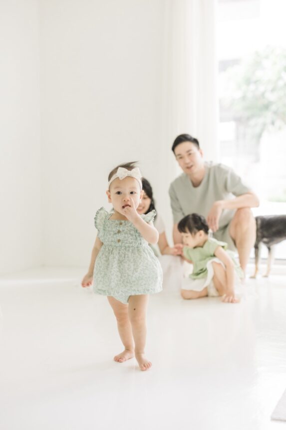 週歲寶寶的蛋糕計畫與親子寫真，週歲寶寶與手足互動、毛孩親子寫真、自然的親子攝影紀念