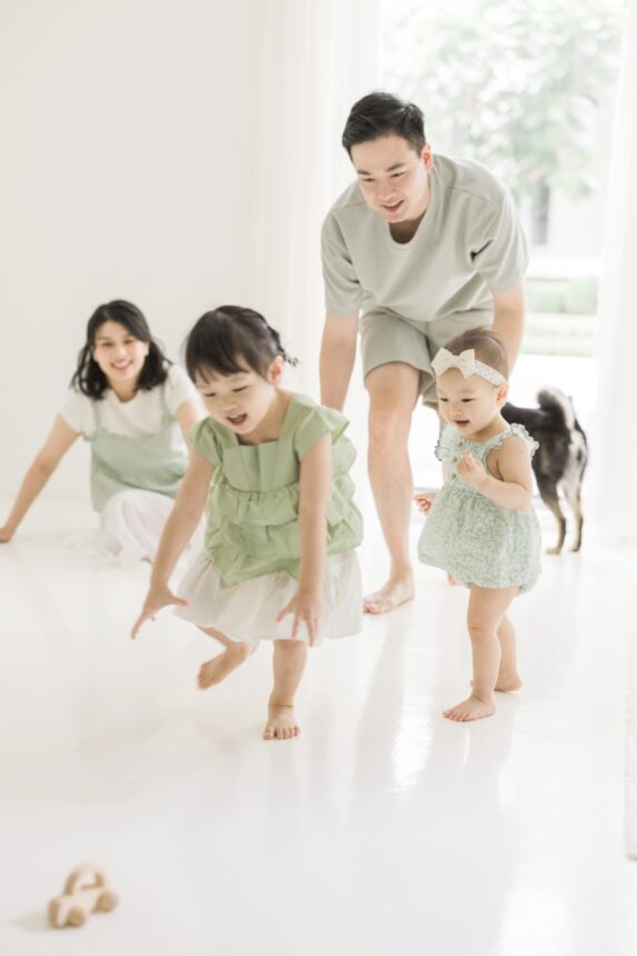 週歲寶寶的蛋糕計畫與親子寫真，週歲寶寶與手足互動、毛孩親子寫真、自然的親子攝影紀念