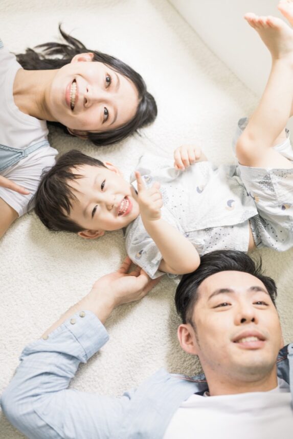 自然有溫度與笑容的兩歲家庭寫真