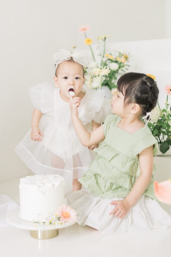 週歲寶寶的蛋糕計畫與親子寫真，週歲寶寶與手足互動