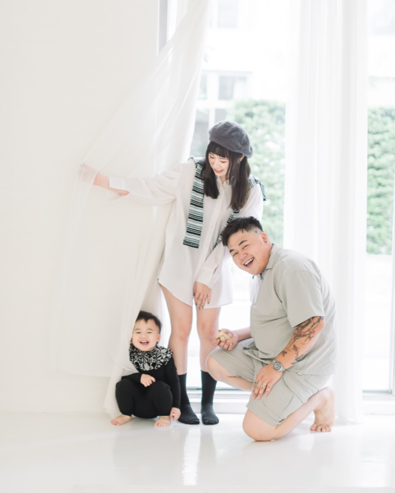 冬季家庭穿搭配色。黑色的家庭拍攝配色。小家庭寫真，兩歲寶寶親子寫真