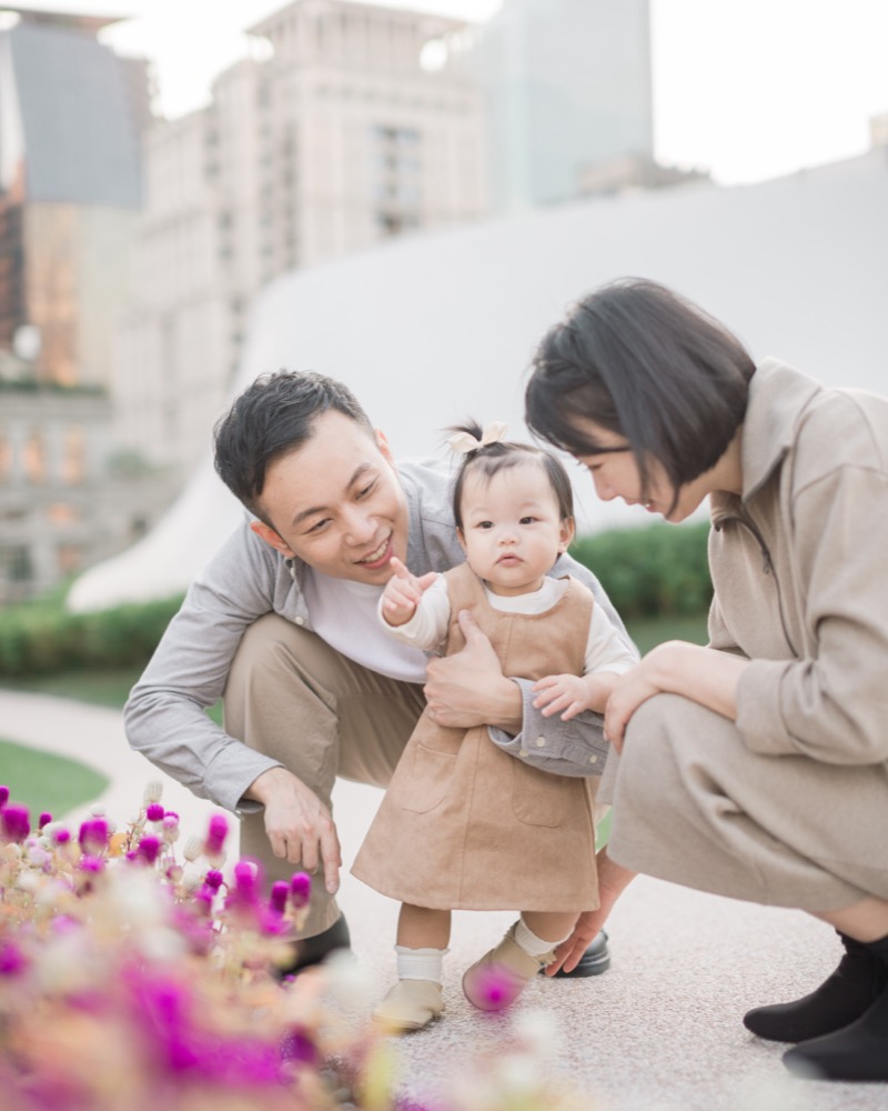 冬季家庭穿搭配色。黑色的家庭拍攝配色。小家庭寫真，一歲寶寶親子寫真