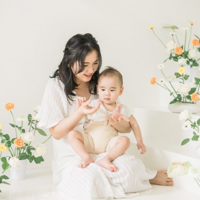 一歲寶寶與媽咪的互動遊戲，自然的親子寫真
