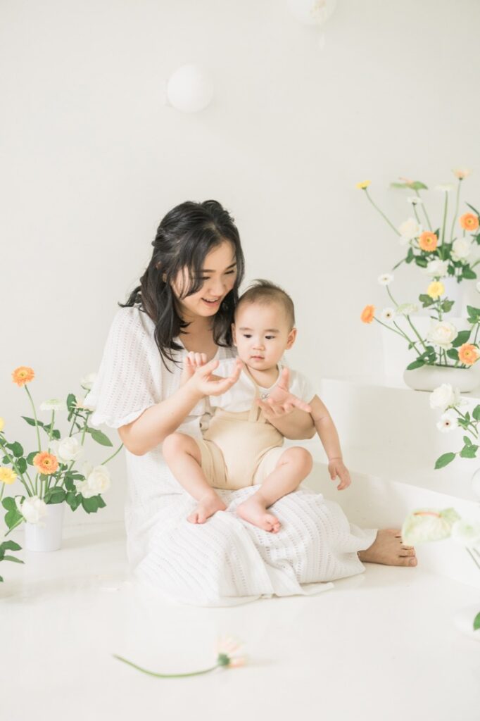 一歲寶寶與媽咪的互動遊戲，自然的親子寫真