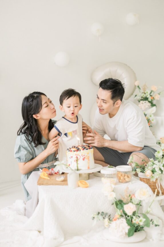 紀錄自然互動的兩歲蛋糕計畫親子寫真，兩歲的生日跟父母蛋糕互動