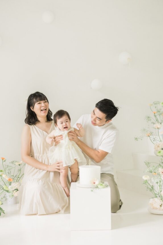 週歲寶寶抓蛋糕寫真，抓蛋糕寫真，cake smash，1 year old baby cake smash photography，1 year old baby family，週歲親子寫真，一歲親子互動寫真，自然互動親子攝影，一歲小家庭攝影