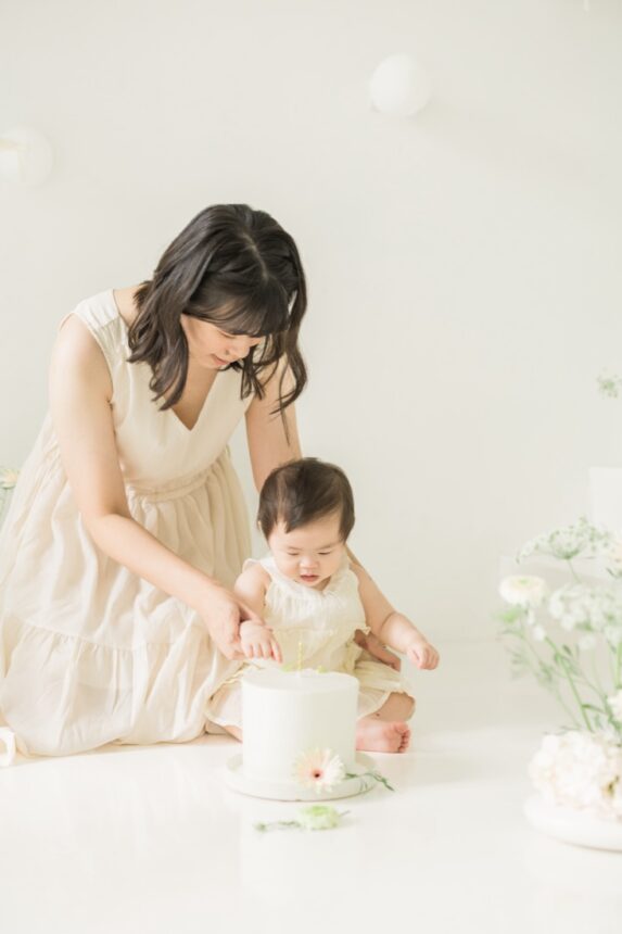 週歲寶寶抓蛋糕寫真，抓蛋糕寫真，cake smash，1 year old baby cake smash photography，1 year old baby family，週歲親子寫真，一歲親子互動寫真，自然互動親子攝影，一歲小家庭攝影