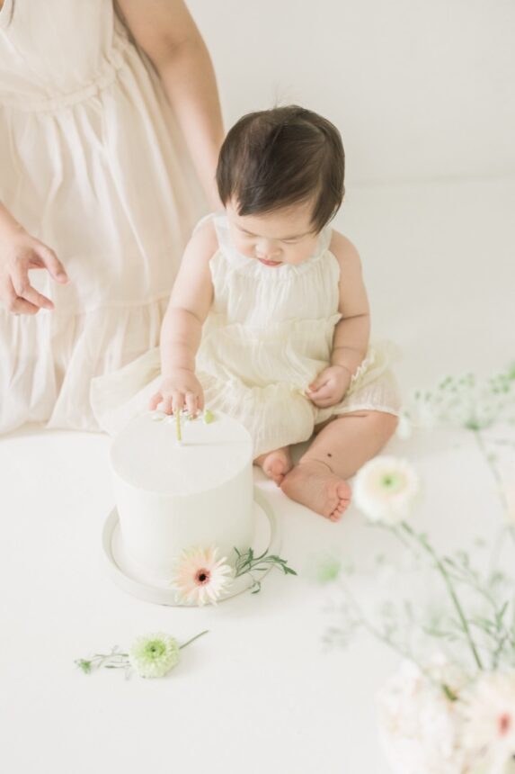 週歲寶寶抓蛋糕寫真，抓蛋糕寫真，cake smash，1 year old baby cake smash photography，1 year old baby family，週歲親子寫真，一歲親子互動寫真，自然互動親子攝影，一歲小家庭攝影
