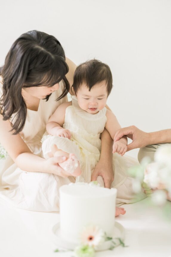 週歲寶寶抓蛋糕寫真，抓蛋糕寫真，cake smash，1 year old baby cake smash photography，1 year old baby family，週歲親子寫真，一歲親子互動寫真，自然互動親子攝影，一歲小家庭攝影