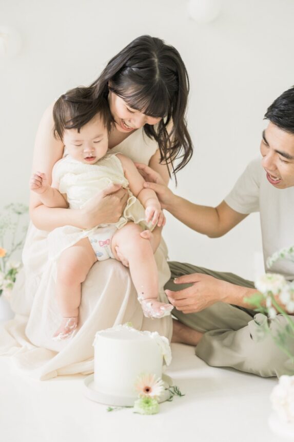 週歲寶寶抓蛋糕寫真，抓蛋糕寫真，cake smash，1 year old baby cake smash photography，1 year old baby family，週歲親子寫真，一歲親子互動寫真，自然互動親子攝影，一歲小家庭攝影