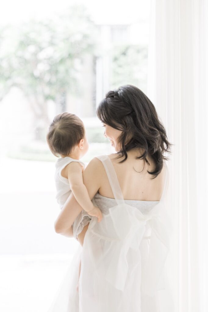 家庭照片中媽媽與孩子溫柔互動