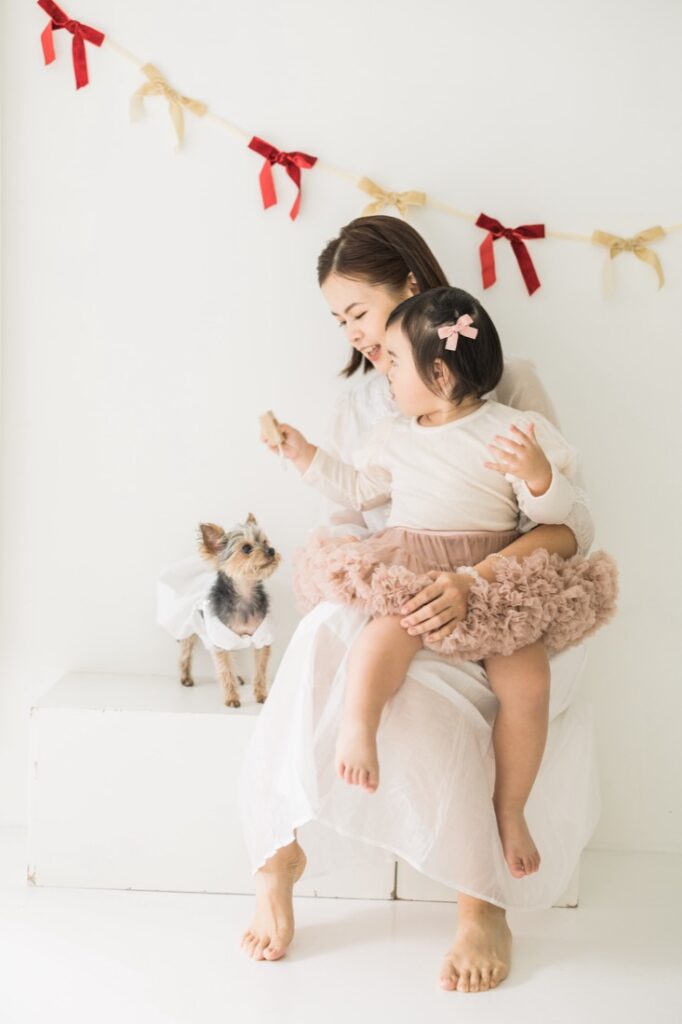 家庭攝影中媽媽抱著孩子的畫面