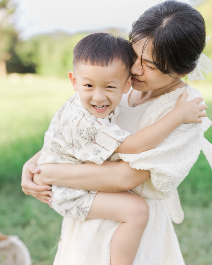 媽媽抱著兩歲孩子的親子攝影
